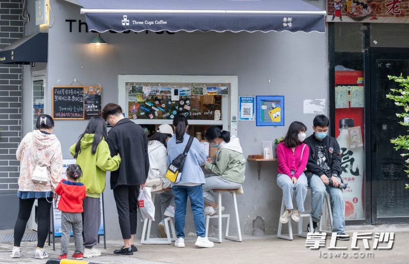 5月1日，不少游客在潮宗街一咖啡店门前打卡。图片均为长沙晚报全媒体记者 周数邑 邓迪 摄。