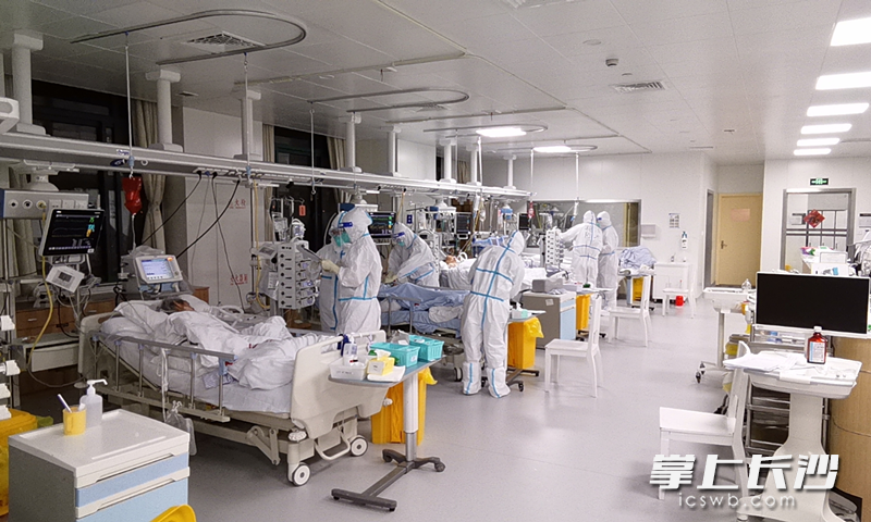 湖南省第三批援沪医疗队第一分队在上海交通大学瑞金医院卢湾分院重症监护病房开展救治工作。 医疗队供图