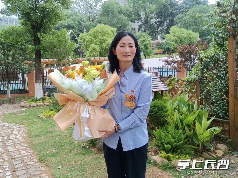 在参与公益活动，闵敏获得一束鲜花。长沙晚报全媒体记者 王斌 摄
