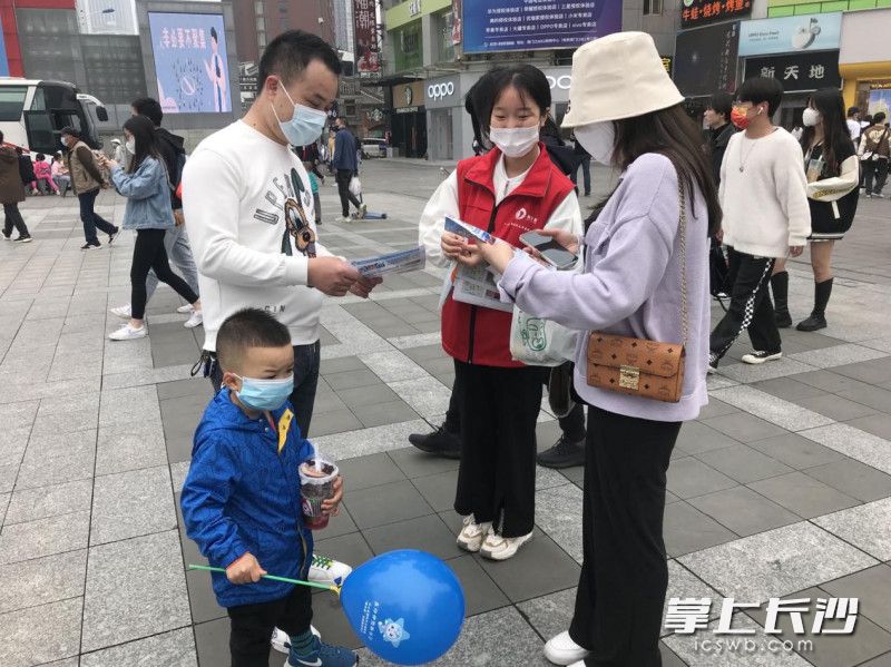 天心志愿者向市民游客提供问路咨询、文明劝导等志愿服务。长沙晚报通讯员 邹颖 供图
