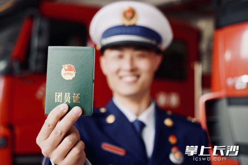 五四青年节前夕，长沙“火焰蓝”拍摄一组照片，庆祝中国共青团成立100周年，向青春致敬。均为长沙晚报通讯员 谢海鹏 摄