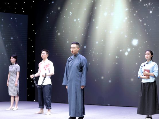 演员们的精彩表演，将人们带进那段热血激昂的岁月。