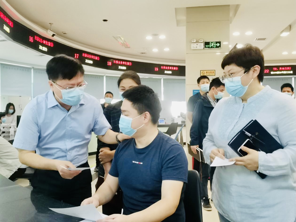 该区主要领导陪市民办理“灵活就业登记”业务。 均为通讯员 杨炜婷 供图