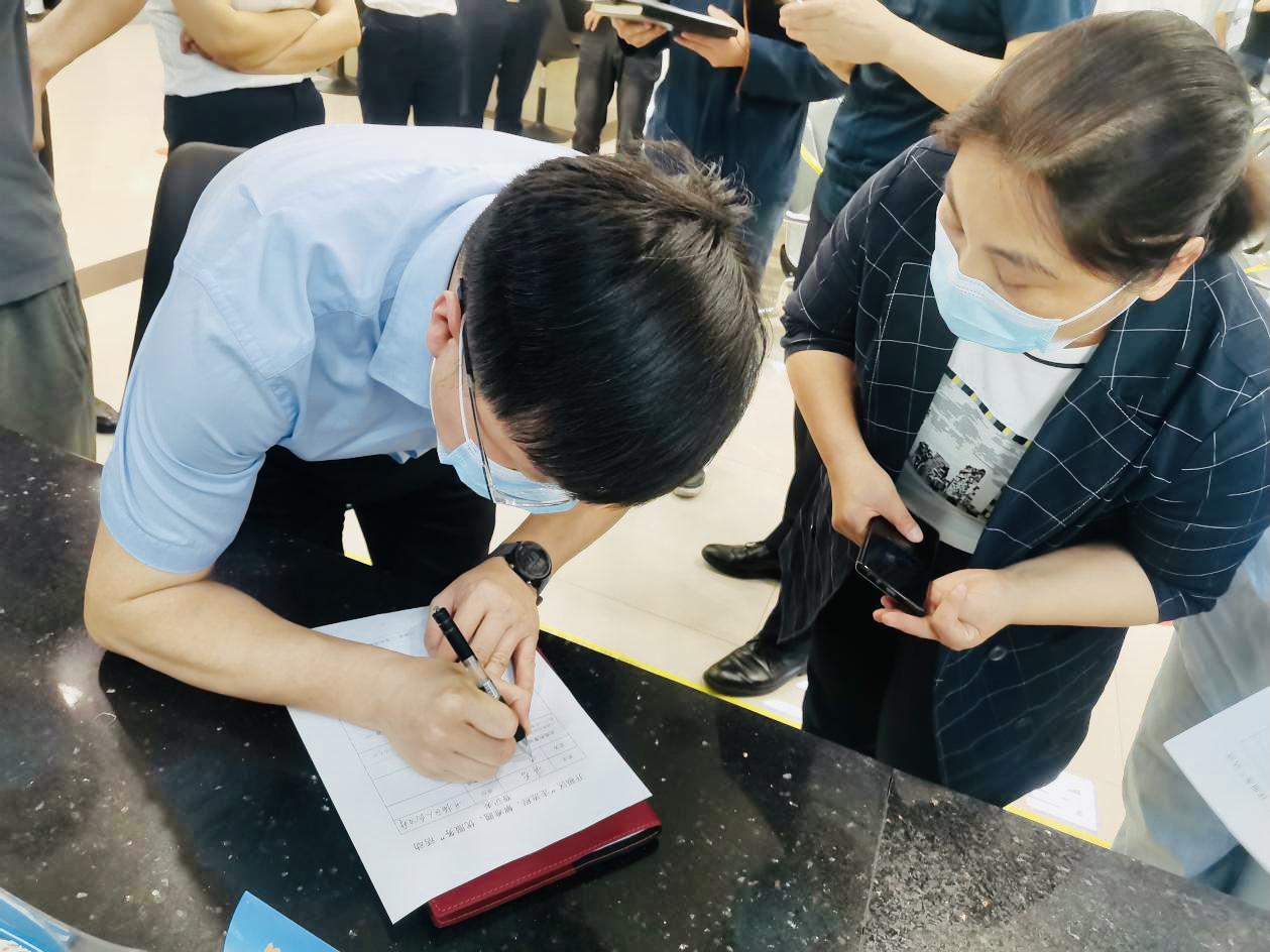 陪市民走流程结束，写下体验情况。
