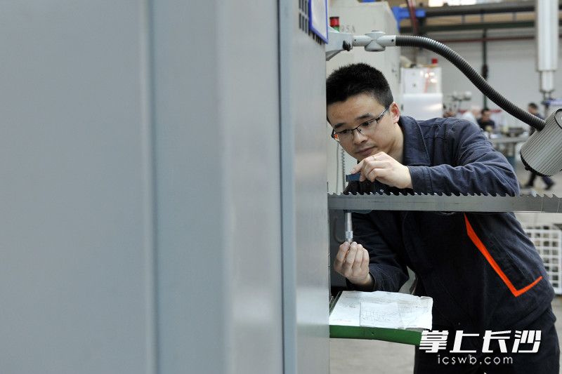 目前，泰嘉股份有效专利数共达102项，其中发明专利45项，实用新型56项，外观专利1项，在科技创新之路上又迈出坚实的一步。 长沙晚报全媒体记者 王志伟 摄