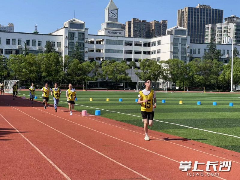 长沙城区初中毕业升学体育考试今日举行，持续到16日结束，参考考生55396人。长沙晚报全媒体记者 岳霞 摄