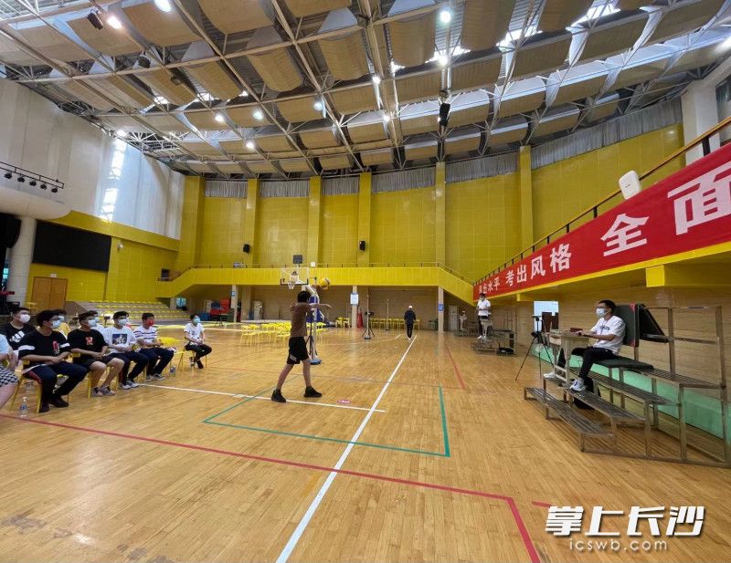 长沙市实验中学考场球类自选项目考试中。