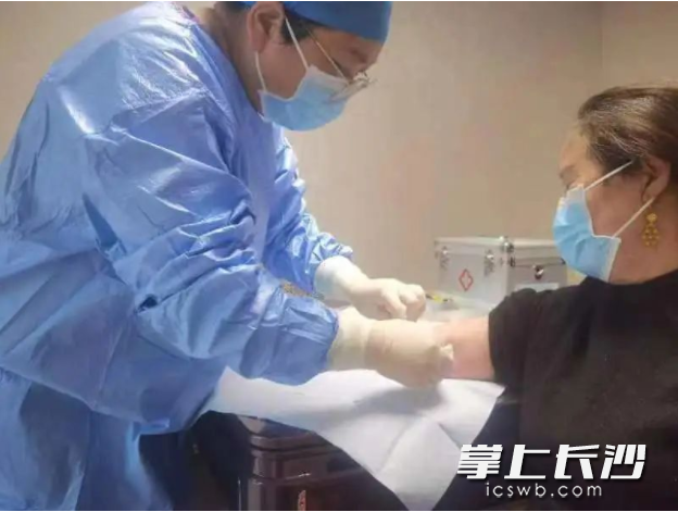 按照预约时间，长沙市第四医院神经内科护士长何新如上门为患者服务。医院供图