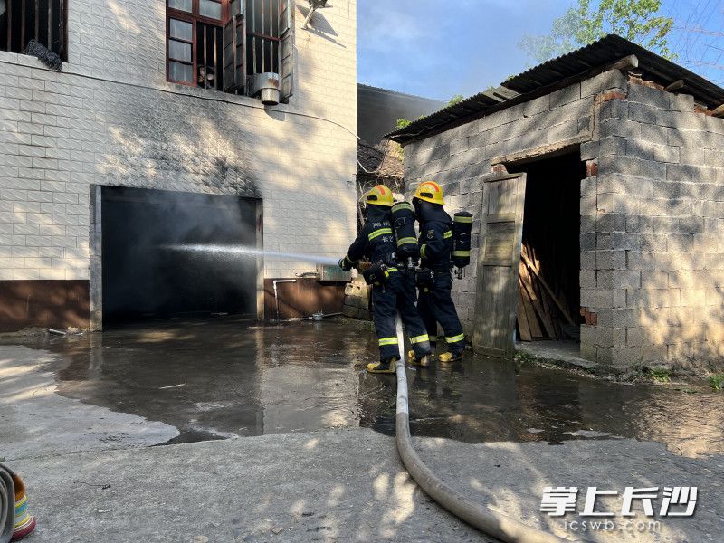 现场，消防救援人员迅速控制杂物间火势。长沙晚报通讯员 寻艳 供图