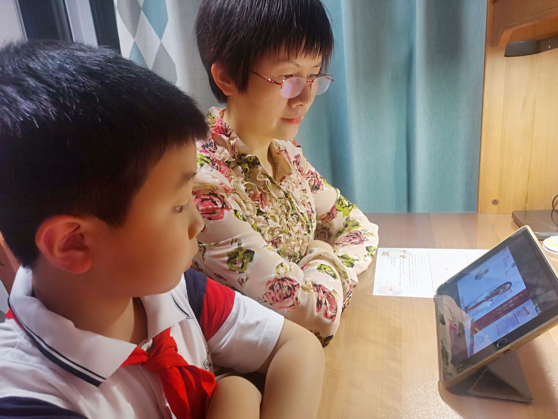 每周五晚上，青园小学万芙校区学生和家长都会收看专题课。均为长沙晚报通讯员 陈红 供图