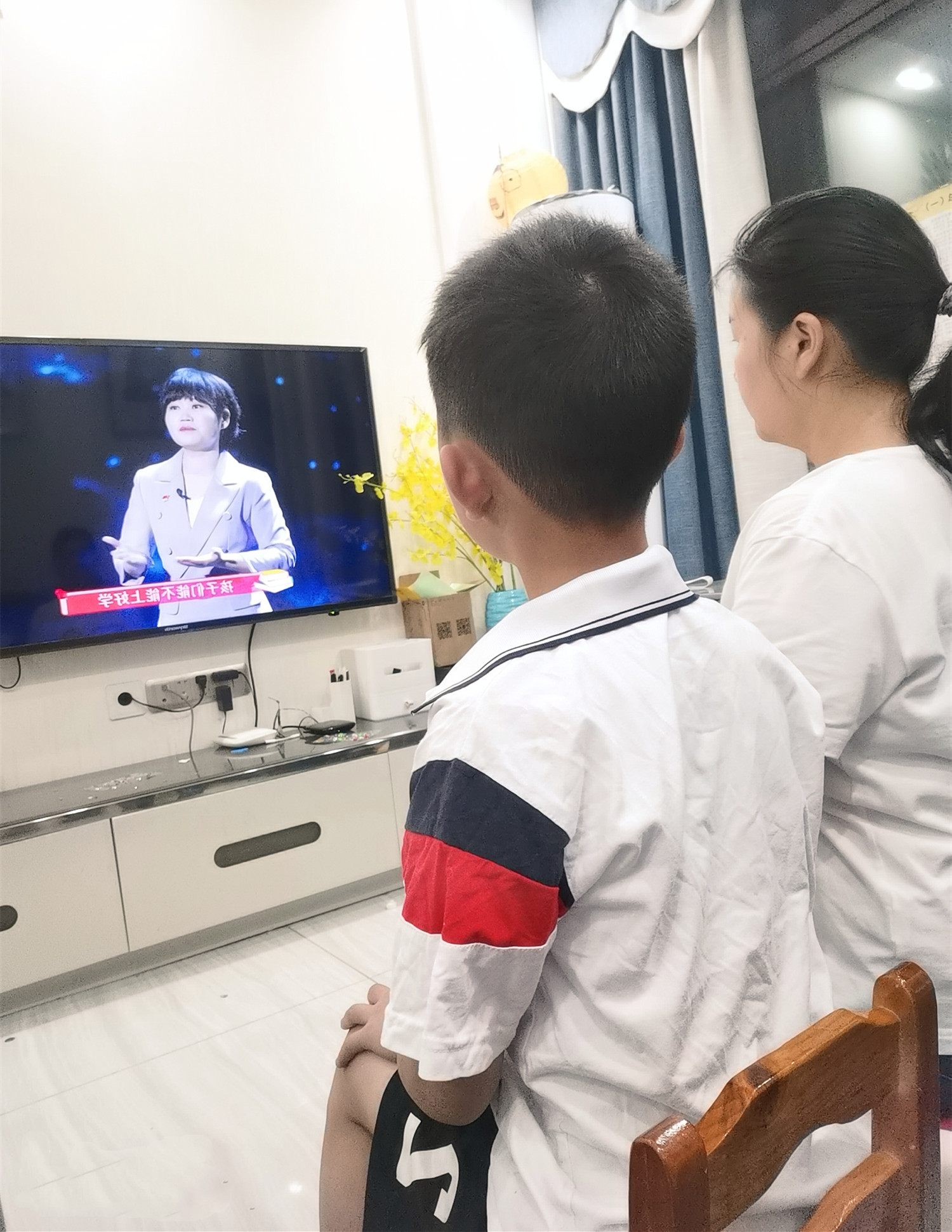 家长和孩子一起收看专题课，同上一堂思政课。