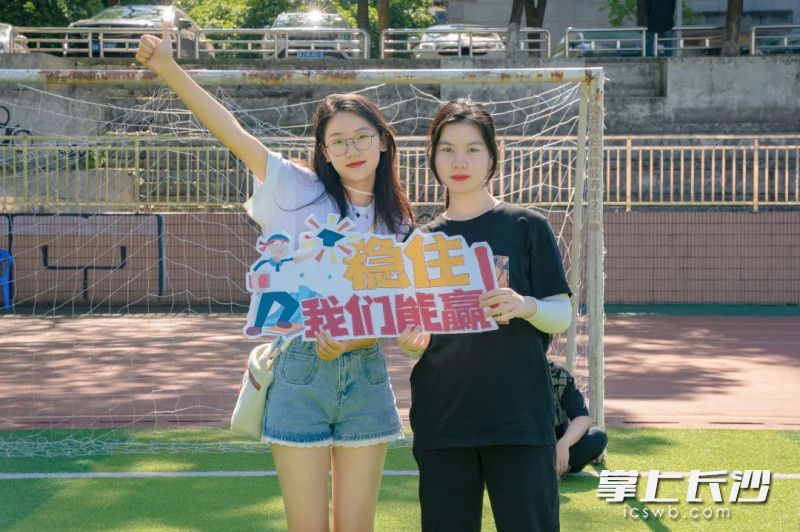 长沙理工学子为高考考生加油。
