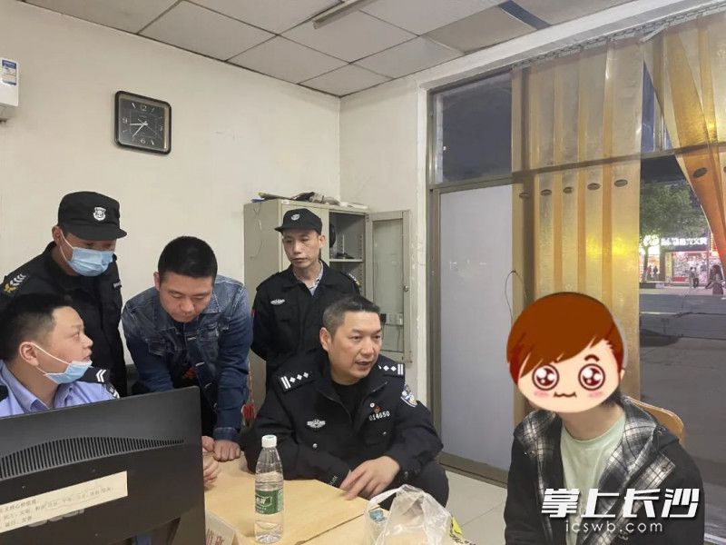 民警及时上门阻止转账，保住他的5万元钱。通讯员 供图