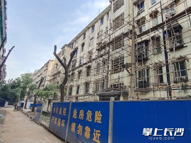 芙蓉区朝阳街道人民新村社区37号栋一二单元危房正式开拆。长沙晚报全媒体记者 颜家文摄