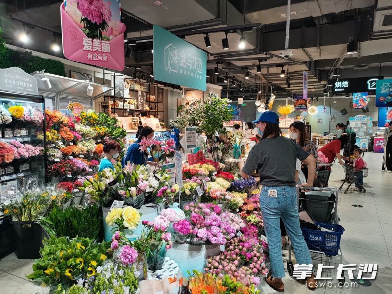 芍药取代康乃馨，成为母亲节热销冠军。通讯员张玉摄