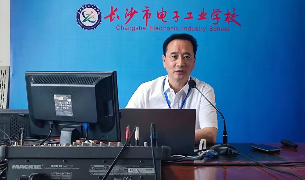 湖南禁毒讲师团讲师、长沙市社会禁毒协会禁毒宣传教育讲师团副团长周跃五给师生们讲课。 均为长沙晚报通讯员 鑫鹏凯 供图
