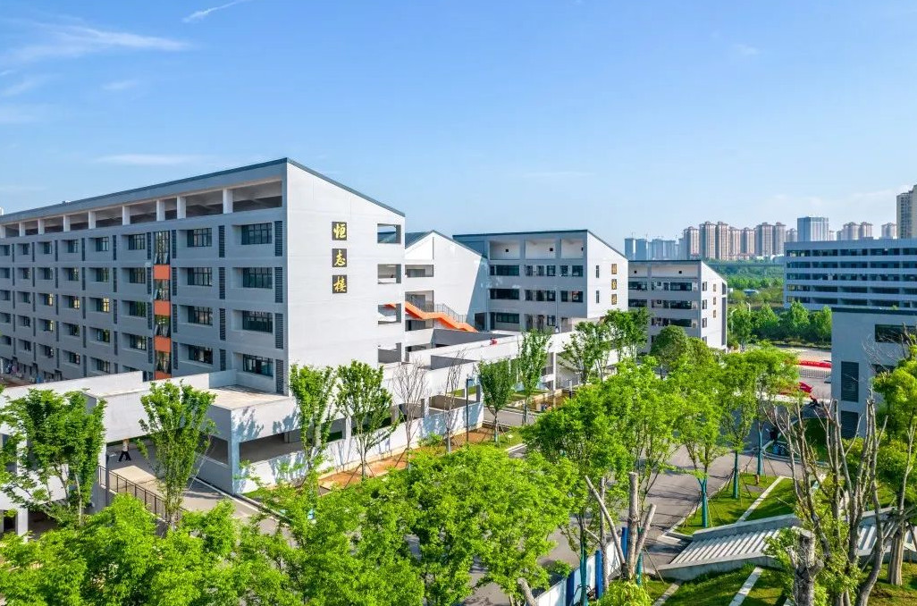 恒定中学始终坚持“生命至上，安全第一”的理念，努力打造平安校园、和谐校园。