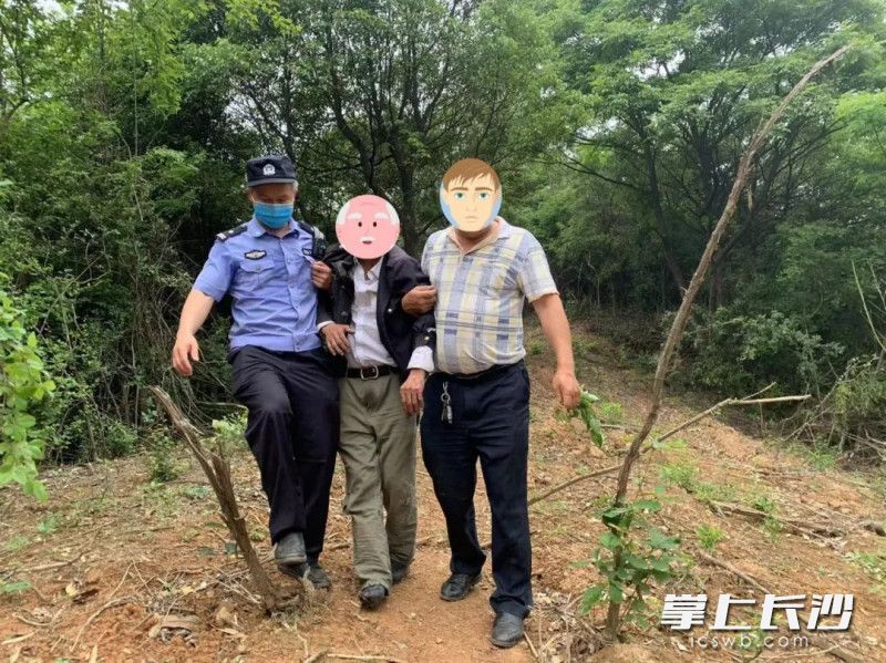 老人的鞋弄丢了，民警将老人搀扶下山。通讯员 供图