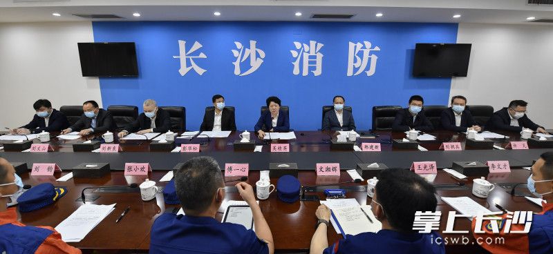 吴桂英出席座谈会并讲话。
