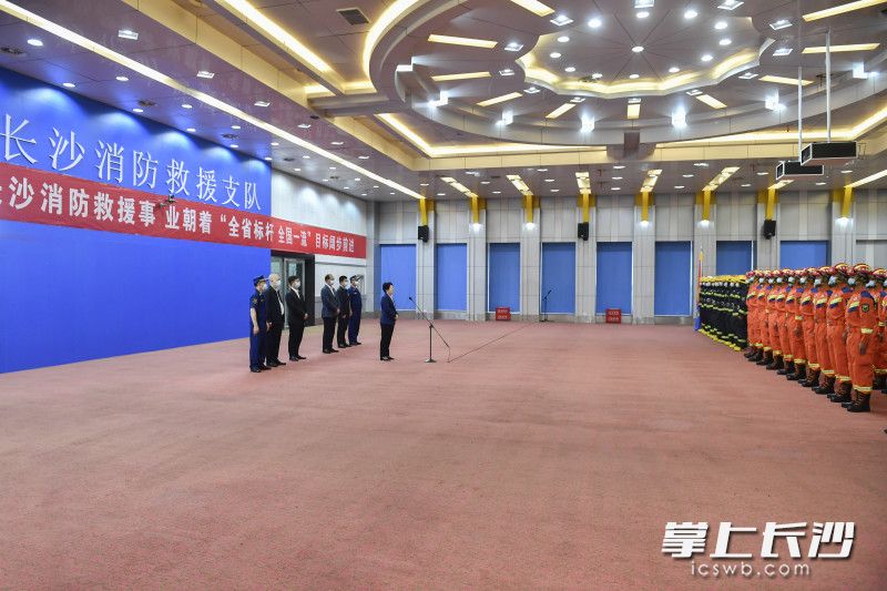 5月11日上午，省委常委、市委书记吴桂英走访慰问市消防救援支队。均为长沙晚报全媒体记者 余劭劼 摄
