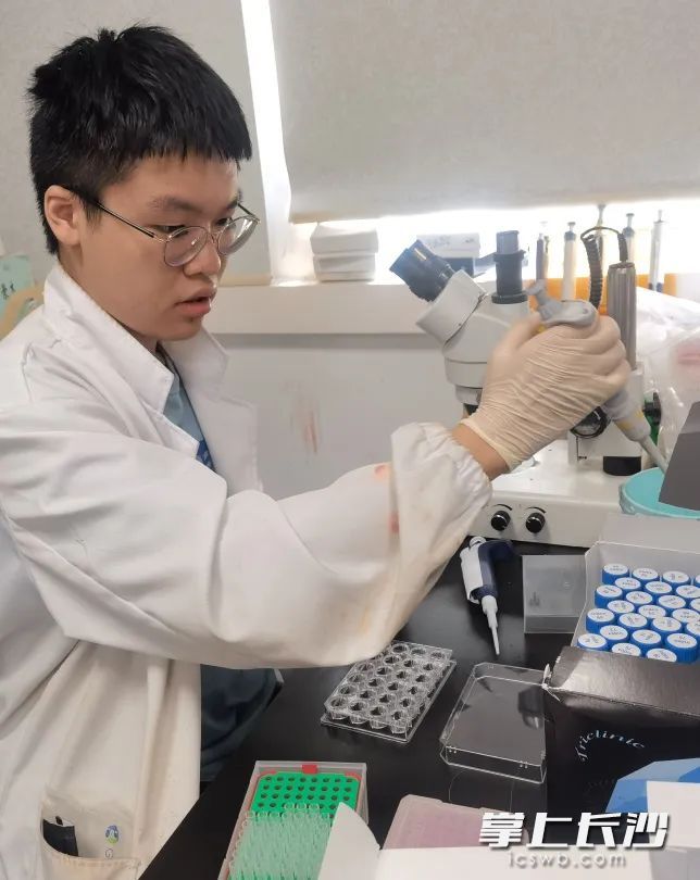 赵施成在做实验。