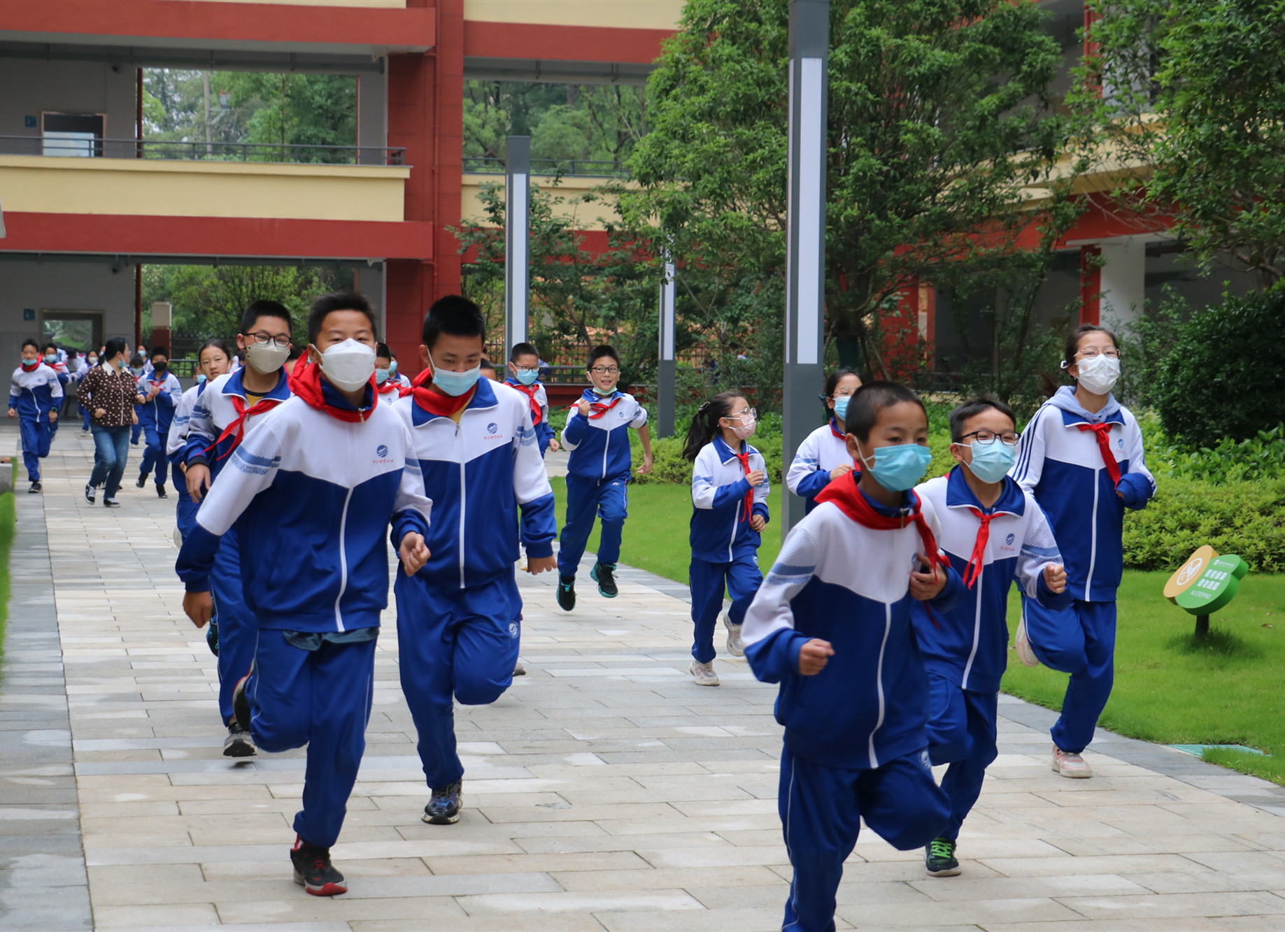 同学们迅速离开教室，沿安全通道撤离至空旷的足球场。均为长沙晚报通讯员 周婕晏 供图