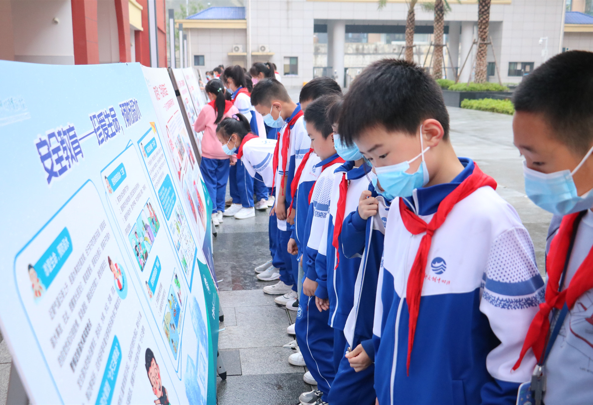 湖南师大附中双语实验学校的同学们在观看安全知识展板。