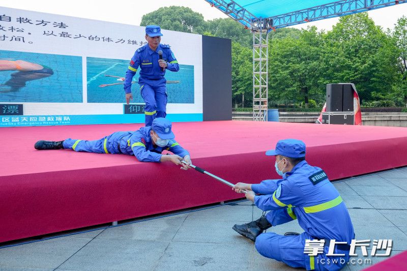 来自蓝天救援队的教官详细介绍了防溺水知识。
