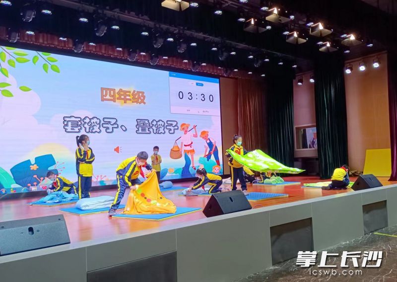 套被子、叠被子比赛现场。均为长沙晚报全媒体记者 陈良 通讯员 刘勤 摄