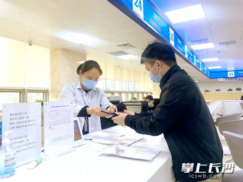 天心区政务大厅工作人员正在服务办事群众。长沙晚报全媒体记者 王斌 摄