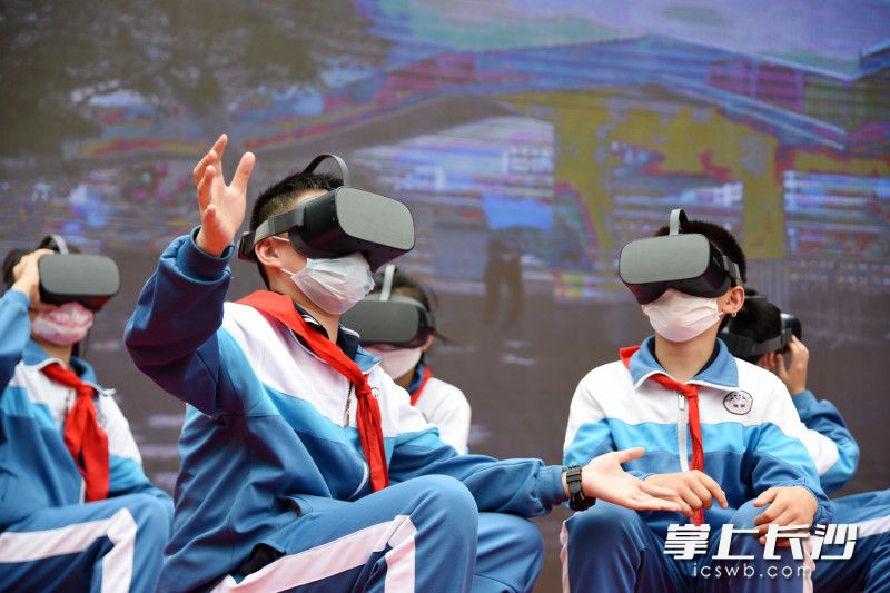 小学生戴着VR眼镜，感受台风的“威力”。照片均为长沙晚报全媒体记者 刘琦 摄
