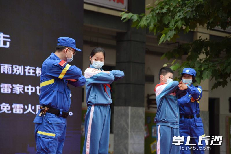 蓝天救援队队员现场教授防踩踏事故技能。