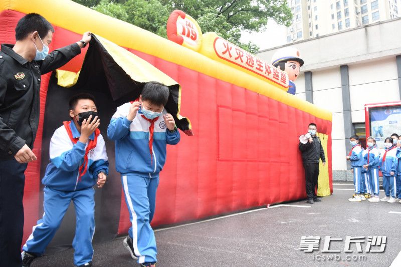 学生们参与火灾逃生体验。
