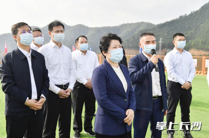 吴桂英在椒花水库检查防汛度汛工作。