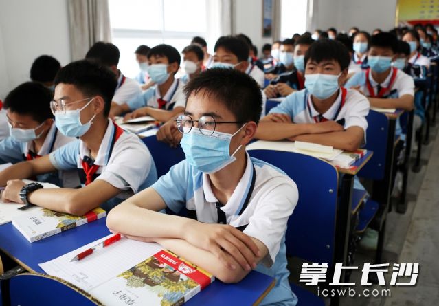 “为你读书”公益捐赠行动走进湖北竹山。 摄影张启国