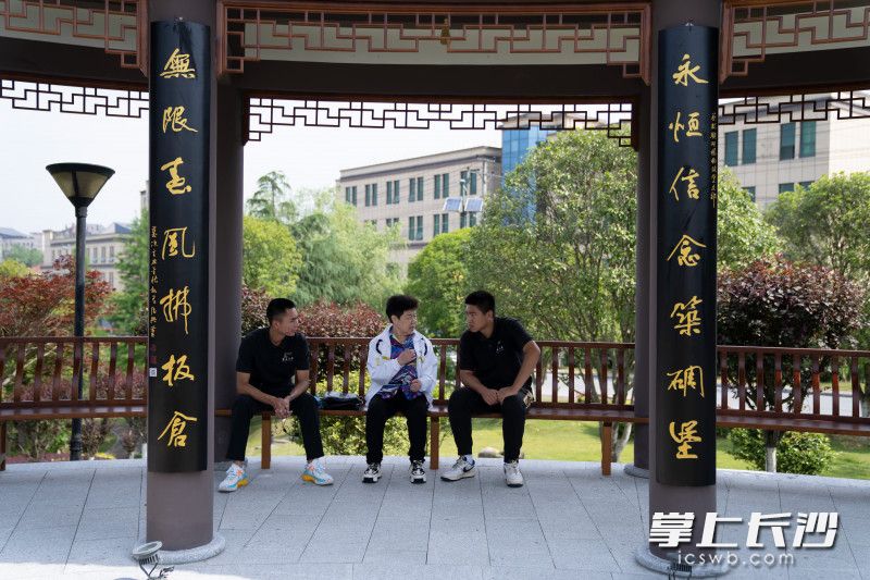 开慧楹联文化主要发起人缪曼聪,正与当地从事文旅的创业青年交流,为大家解读楹联承载的开慧红色文化。 开慧楹联文化主要发起人缪曼聪,正与当地从事文旅的创业青年交流,为大家解读楹联承载的开慧红色文化。