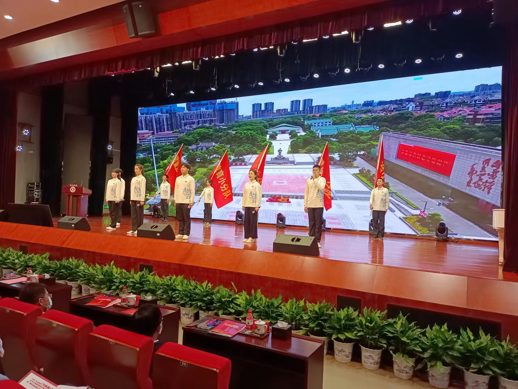 参加活动的大学生代表宣读倡议书。长沙晚报全媒体记者 陈良 摄