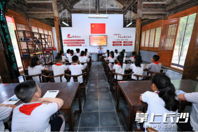 孩子们上读书分享课。王晓峰摄