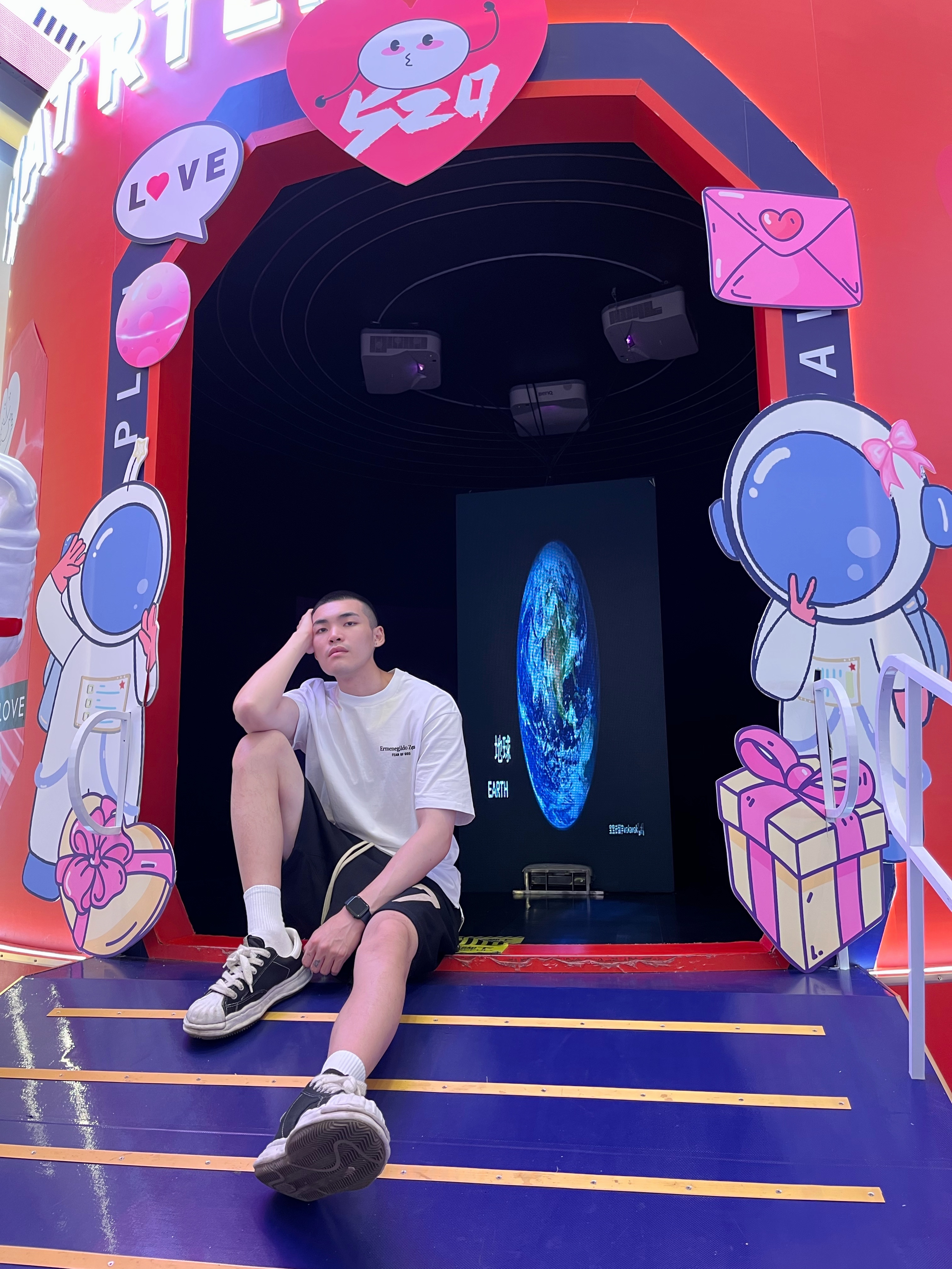 星沙天虹购物中心的520美陈吸引市民拍照打卡。