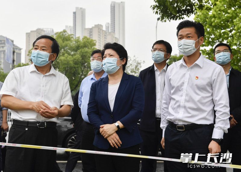 5月22日下午，省委常委、市委书记吴桂英在长沙高新区麓谷街道东塘社区涉外片区检查督导自建房安全专项整治工作。均为长沙晚报全媒体记者 余劭劼 摄
