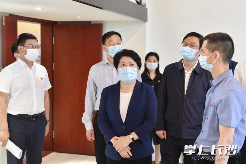 吴桂英在天心区的华菱蓝调国际检查督导。