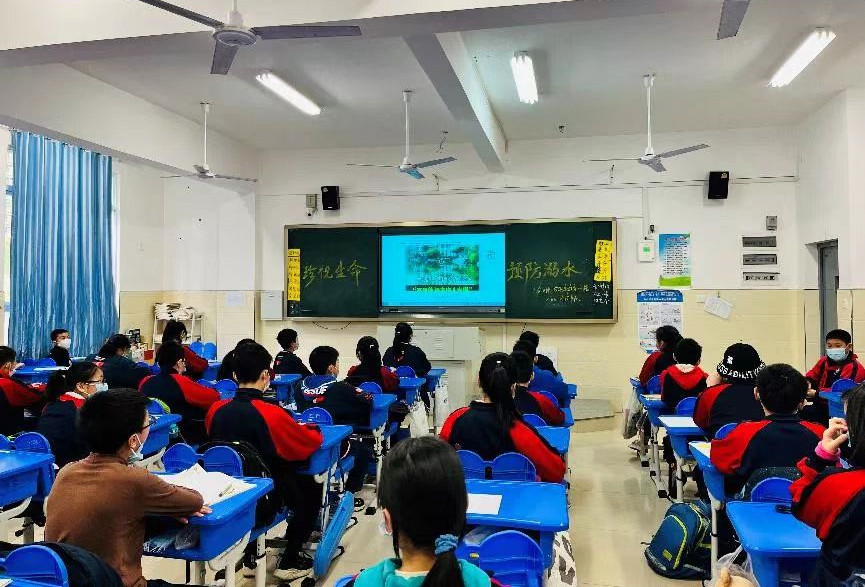 长郡月亮岛学校通过主题班会、主题黑板报等方式对学生进行防溺水教育。学校供图