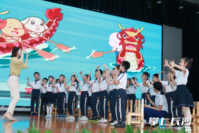 今日,全国学前教育宣传月启动仪式暨长沙市幼小科学衔接工作推进会在开福区少年宫报告厅举行。均为开福区教育局供图 今日,全国学前教育宣传月启动仪式暨长沙市幼小科学衔接工作推进会在开福区少年宫报告厅举行。均为开福区教育局供图