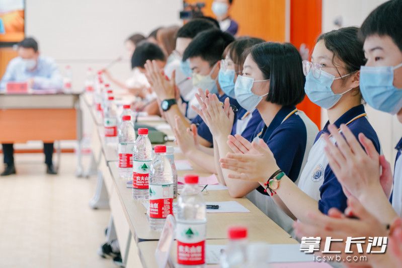 校长真诚务实的回复获得了提意见学生的掌声。