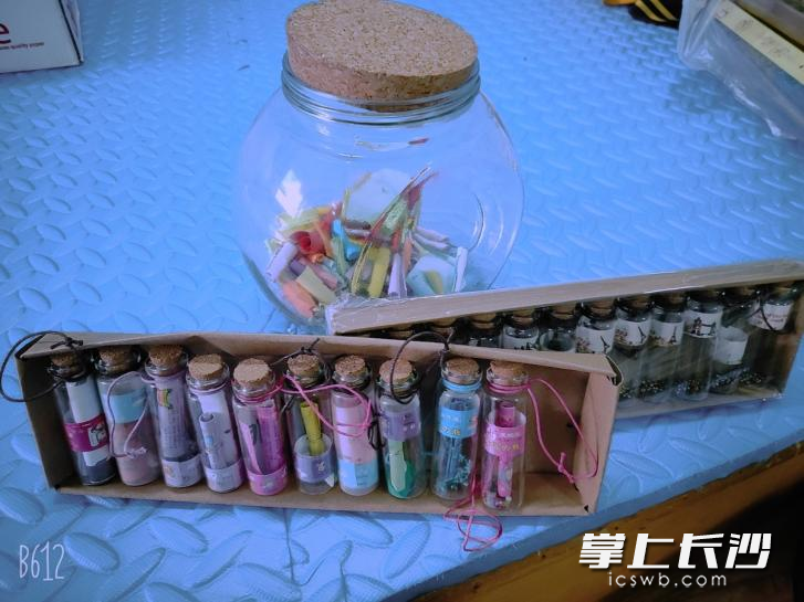 学生在纸条上匿名写下自己的心里话，塞进“漂流瓶”中。均为学校供图