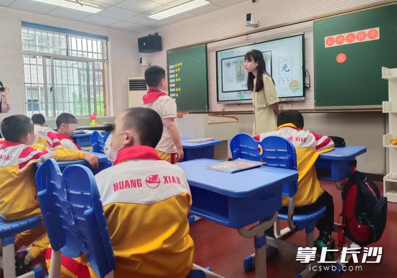 粟康虹老师在给特教班的孩子们上课。均为长沙晚报全媒体记者 陈良 通讯员 何正道 摄