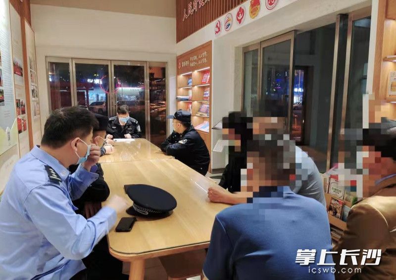 通过座谈的形式了解戒毒人员健康、家庭、就业等情况，帮助他们更好地融入社会。