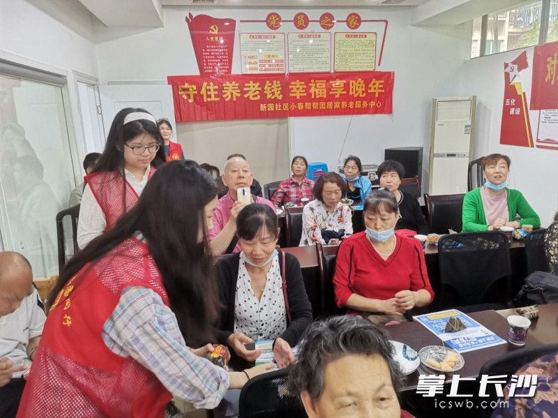 志愿者为老年居民送上端午粽子和艾草香包。均为长沙晚报全媒体记者 王斌 摄