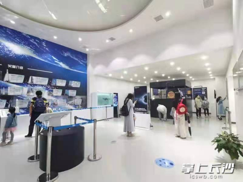 小朋友在湖南师范大学天文馆进行科普打卡，探索天文奥秘。