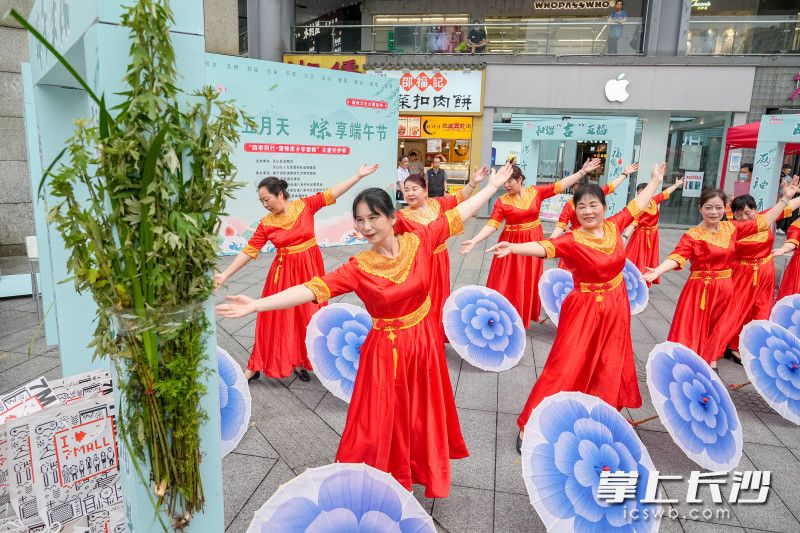 “不忘初心”开场舞。